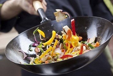 Подготовка сковороды вок к работе